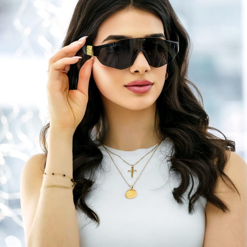 🕶️ New Fendi FE40088U-Y 01A Sunglasses -Black Frame, Grey Lenses - Picture 2 of 15
